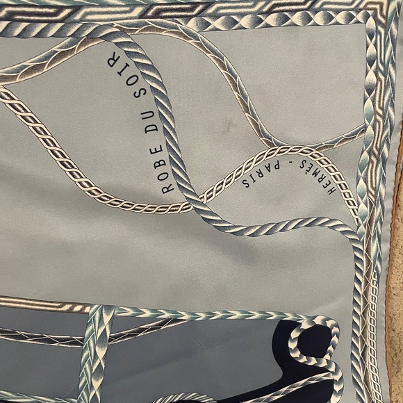 Hermes Scarf with box and bag - Picture 5 of 6